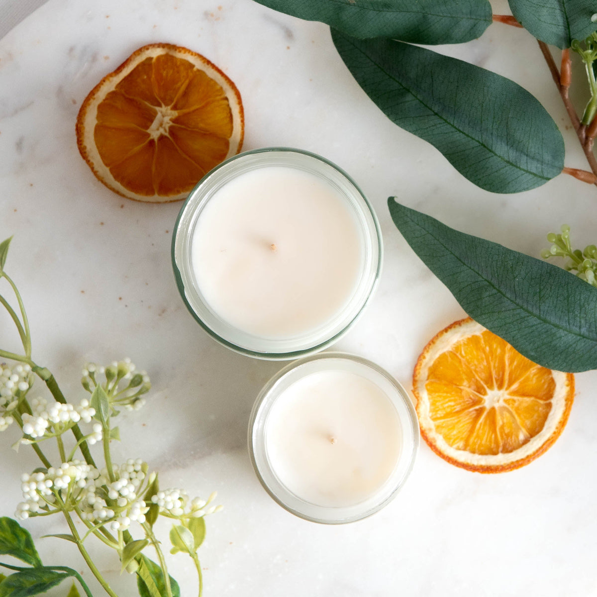 Bougie Kumquat & Santal aux fragrances d’orange fraîche et de bois de santal, en cire de soya naturelle.