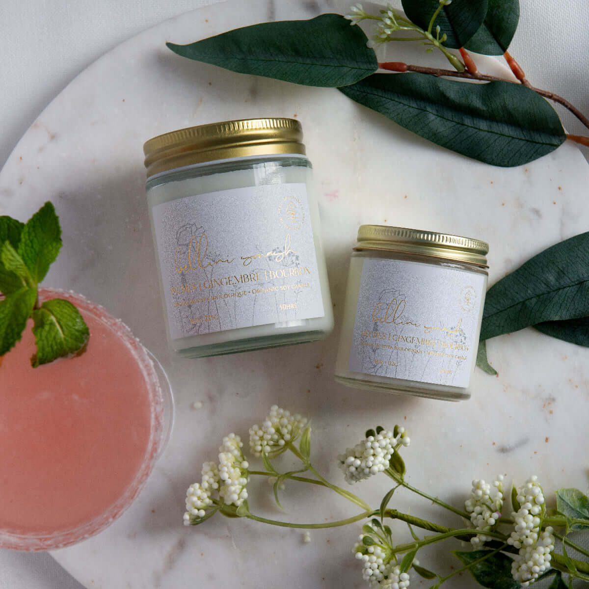 Diffuser une ambiance ensoleillée avec une bougie parfumée en cire de soya biologique aux notes de pêches et bourbon, offerte avec mèche de bois ou coton.