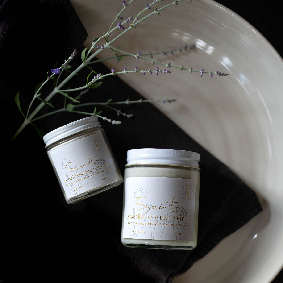 Bougie parfumée Verveine & Citron Sérénité, cire de soya naturelle, mèche en bois, parfum tonique et frais.