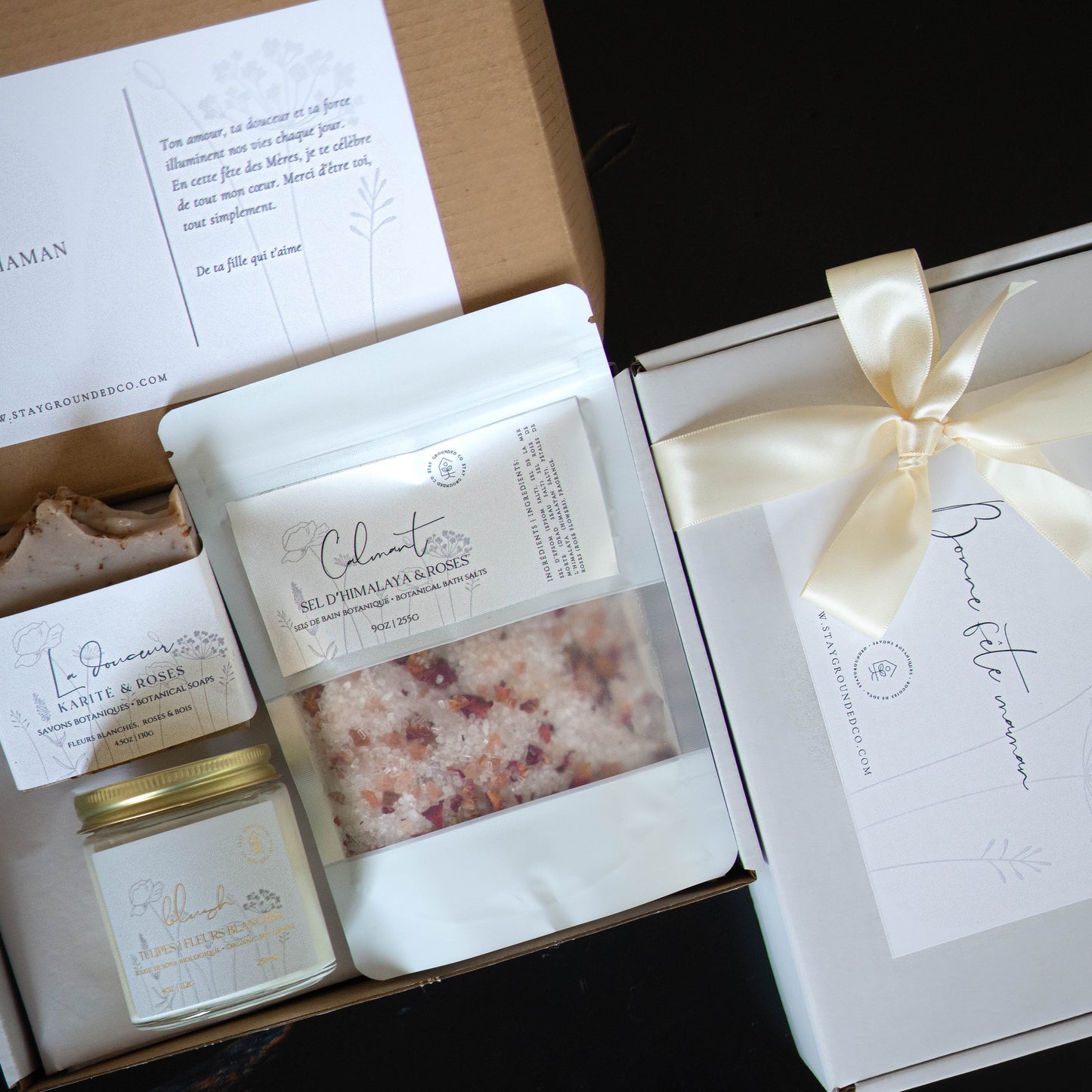 Coffret cadeau fête des mères comprenant une bougie, un savon botanique et des sels de bain, présenté avec une touche naturelle et élégante.