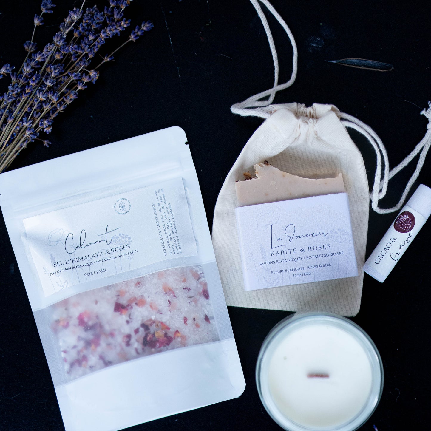 Découvrez le contenu de notre coffret cadeau : bougie de soya, sels minéraux, savon hydratant et baume au cacao.