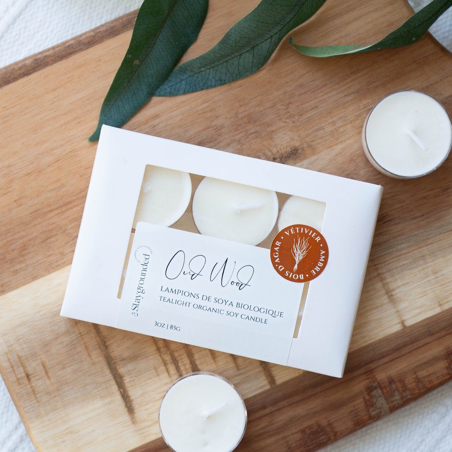 Lampions en cire de soya biologique aux notes de bois d'Agar, poivre noir, cardamome et ambre, fabriqués à la main au Québec par staygroundedco. Vue 2.