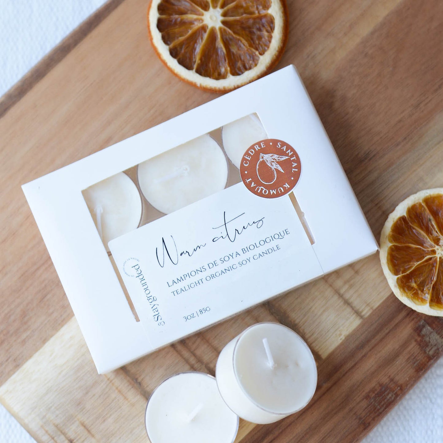 Lampions en cire de soya biologique aux notes de kumquat, bois de santal et zeste de citron, fabriqués à la main au Québec par staygroundedco. Vue 2.