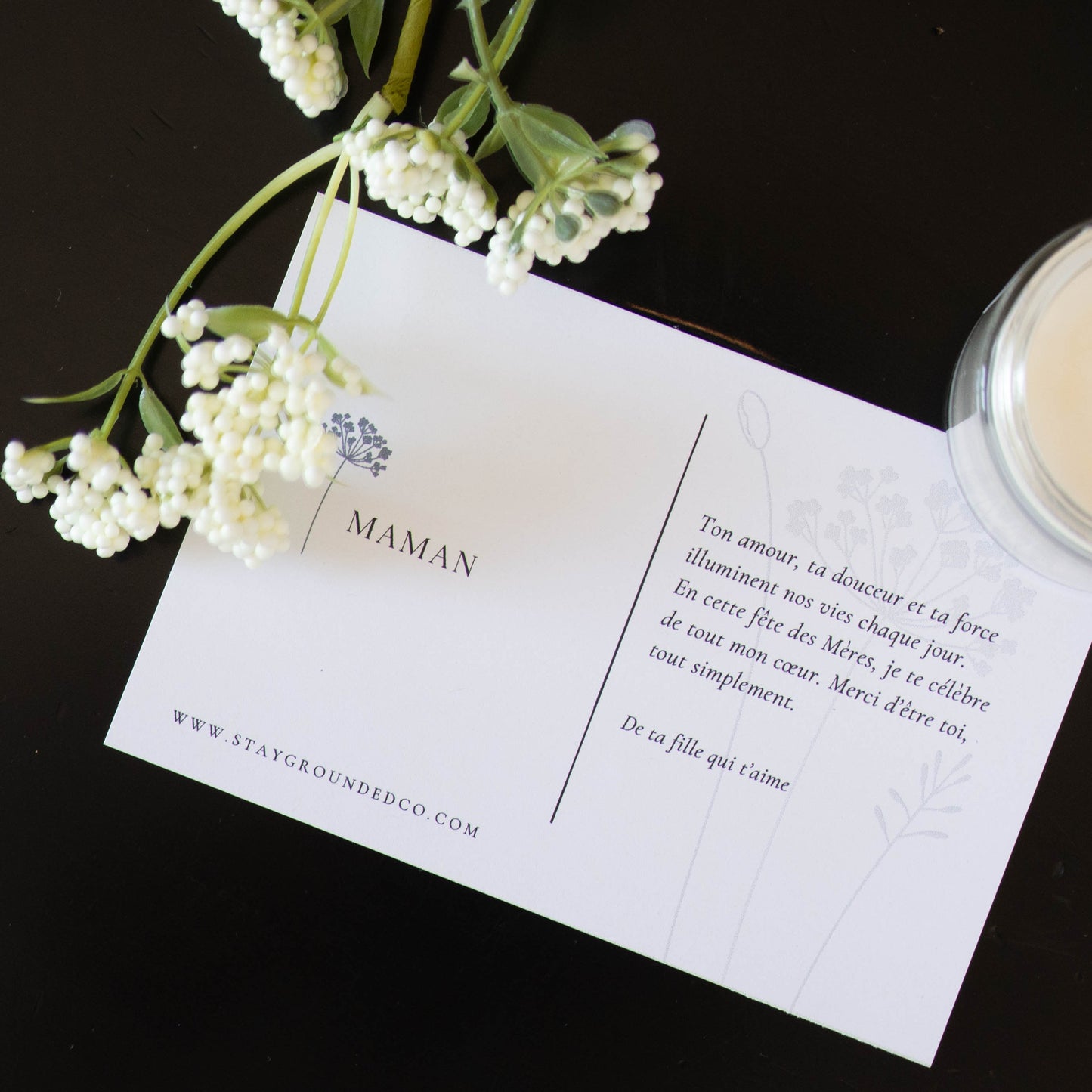 Carte avec message personnalisé ajoutée dans le coffret cadeau Fête des Mères pour une touche unique et attentionnée