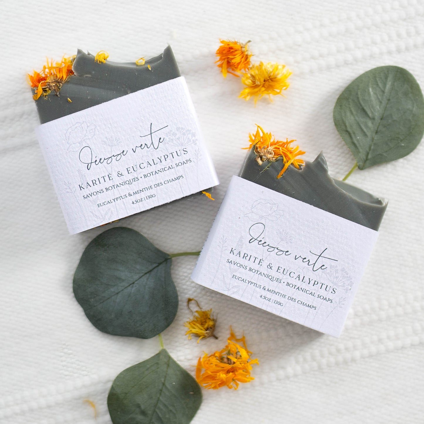 Savon naturel au beurre de karité, huiles essentielles d'eucalyptus et de cèdre, avec argile bentonite, fabriqué au Québec par staygroundedco. vue 2.