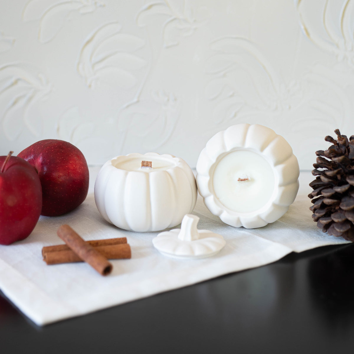 Bougie de soya parfumée à la pomme et aux épices dans un pot en jesmonite.