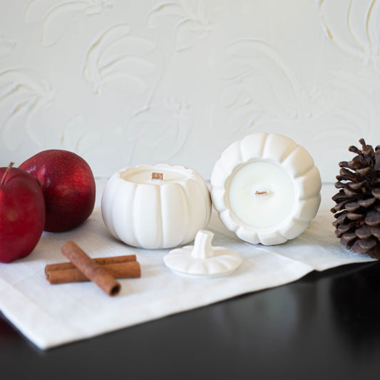 Bougie de soya parfumée à la pomme et aux épices dans un pot en jesmonite.