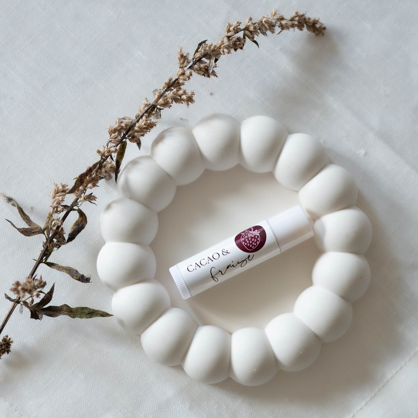 Baume à lèvres naturel au beurre de cacao biologique, huile de tournesol du Québec et fraise, fabriqué à la main par staygroundedco.