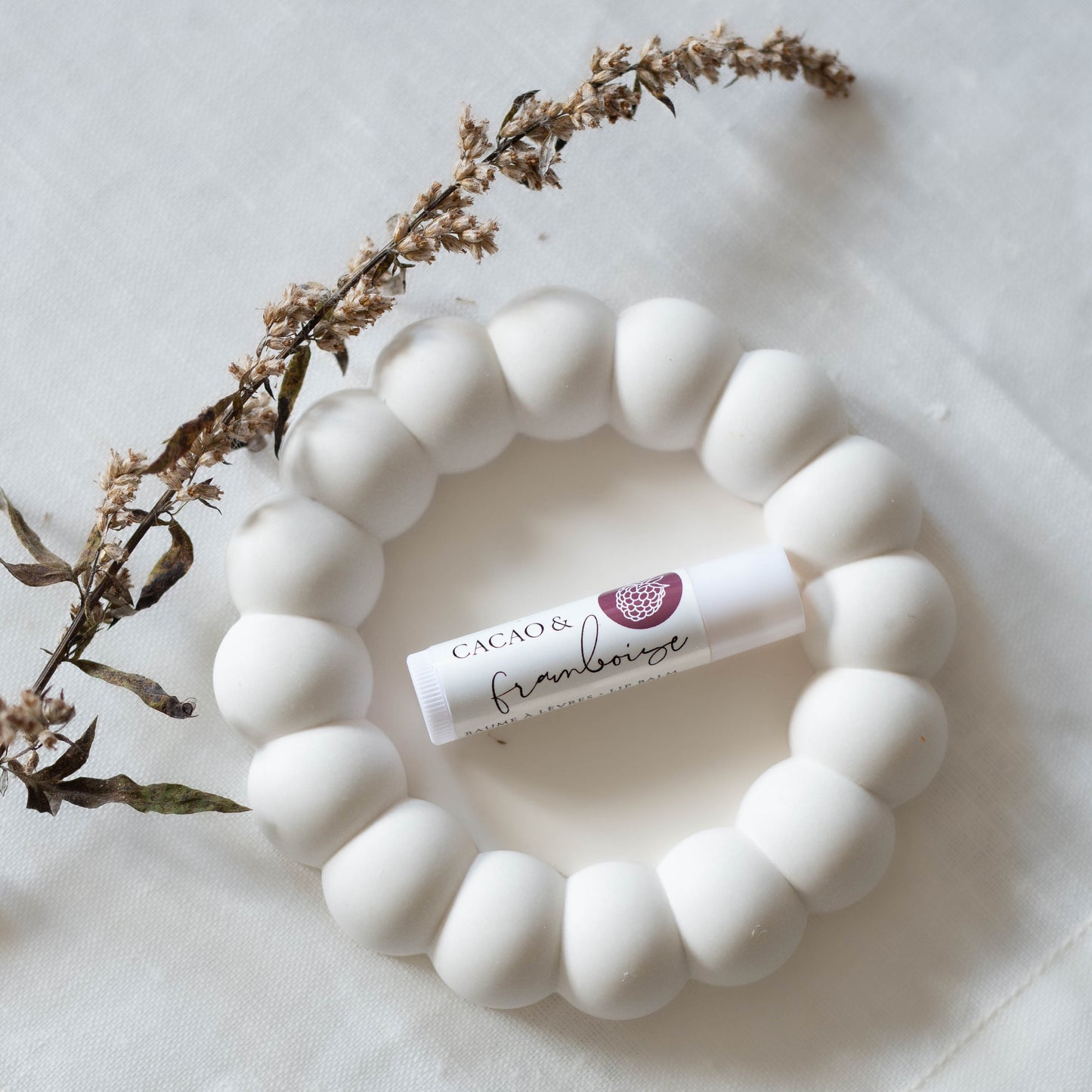 Baume à lèvres naturel au beurre de cacao biologique, huile de tournesol du Québec et framboise, fabriqué à la main par staygroundedco.