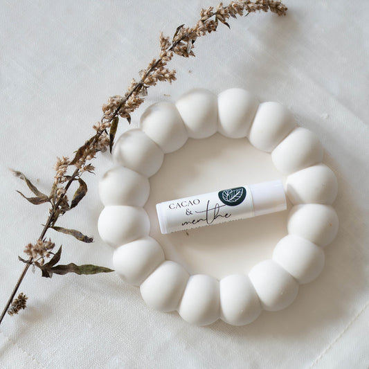 Baume à lèvres naturel au beurre de cacao biologique, huile de tournesol du Québec et menthe, fabriqué à la main par staygroundedco.