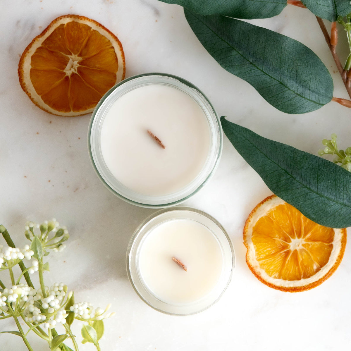 Bougie Kumquat & Santal aux fragrances d’orange fraîche et de bois de santal, en cire de soya naturelle.