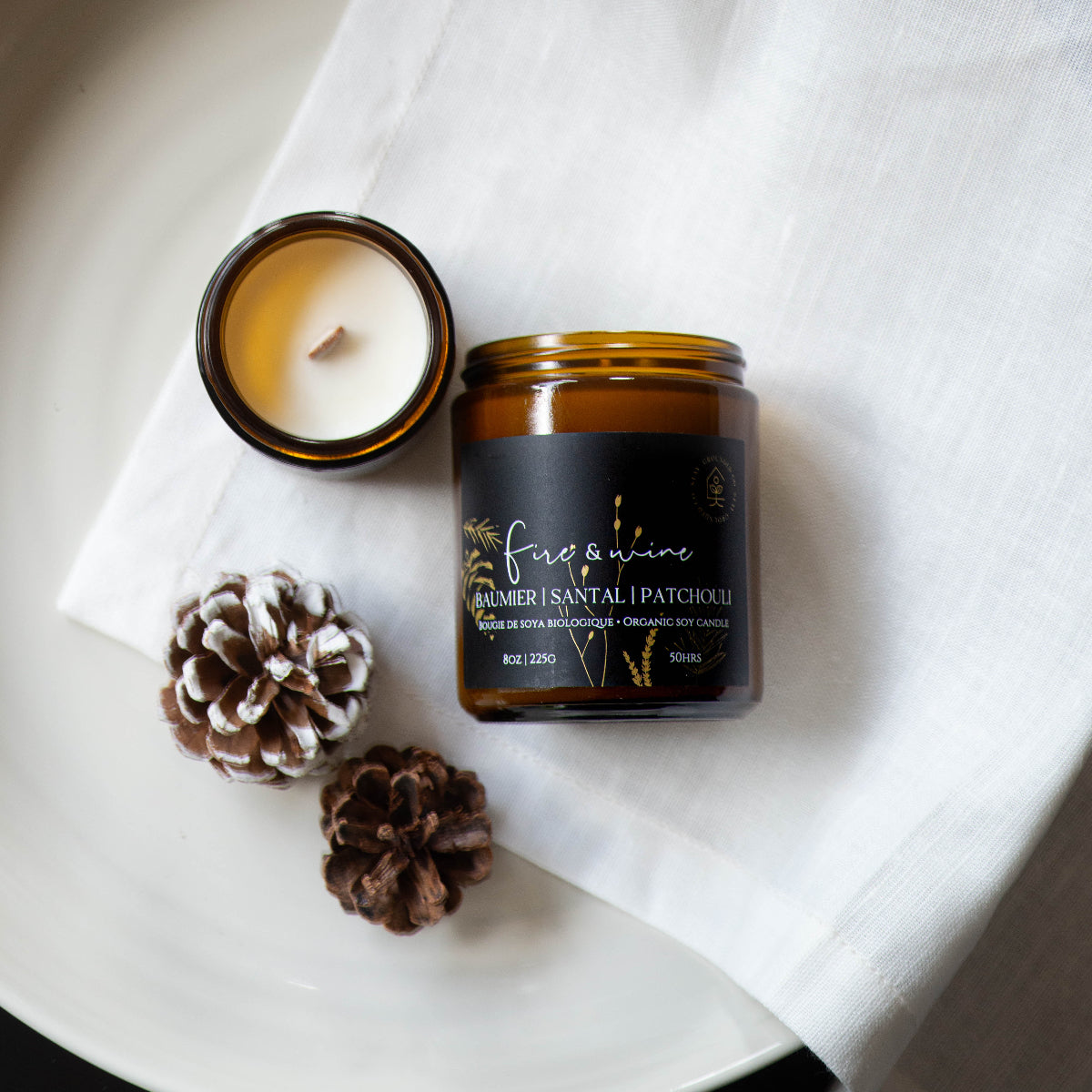 Diffuser une ambiance réconfortante avec une bougie parfumée en cire de soya biologique aux notes de sapin baumier et patchouli, offerte avec mèche de bois ou coton. vue 2.