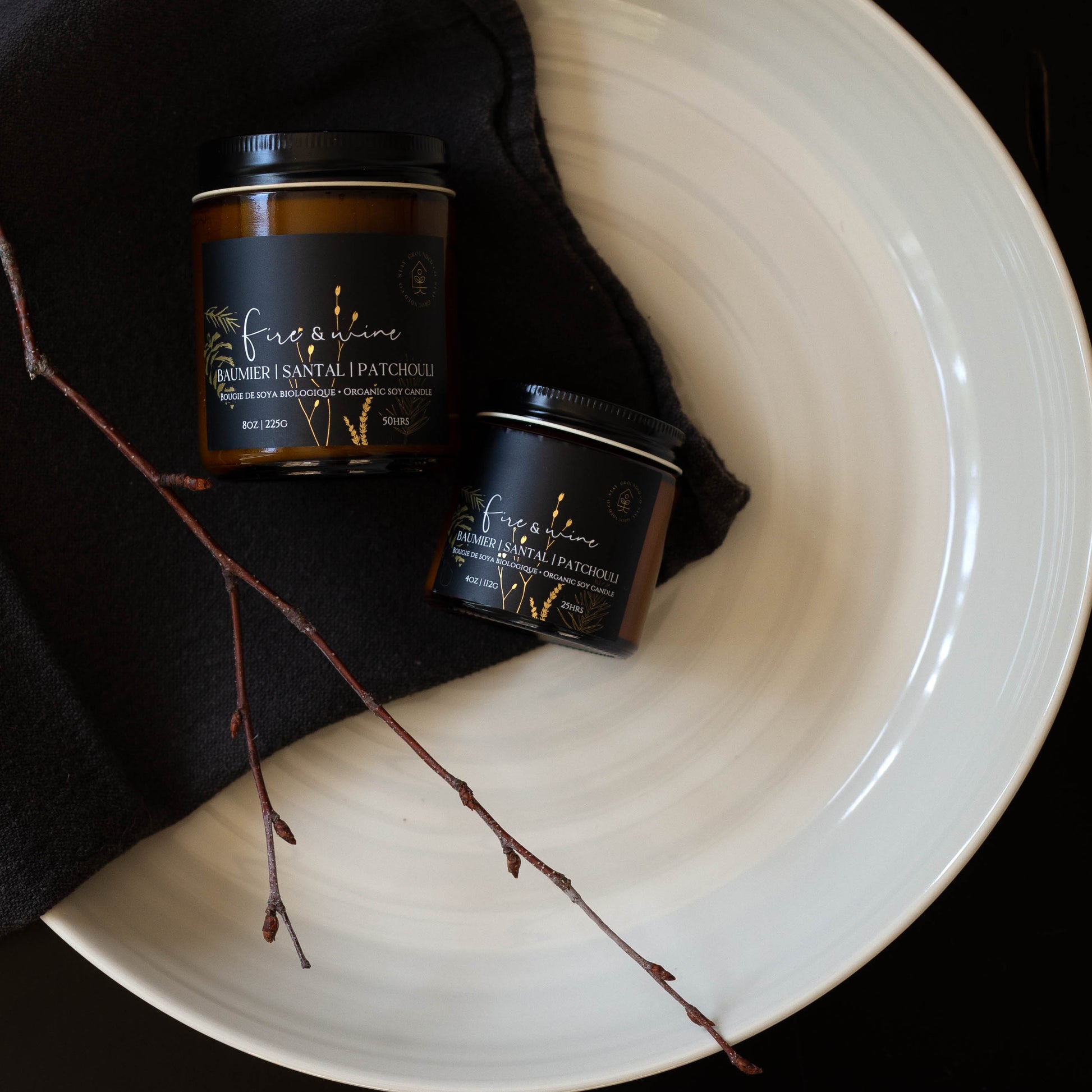 Diffuser une ambiance réconfortante avec une bougie parfumée en cire de soya biologique aux notes de sapin baumier et patchouli, offerte avec mèche de bois ou coton. vue 3.