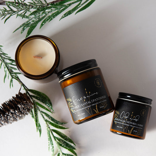 Diffuser une ambiance réconfortante avec une bougie parfumée en cire de soya biologique aux notes de sapin baumier et patchouli, offerte avec mèche de bois ou coton.
