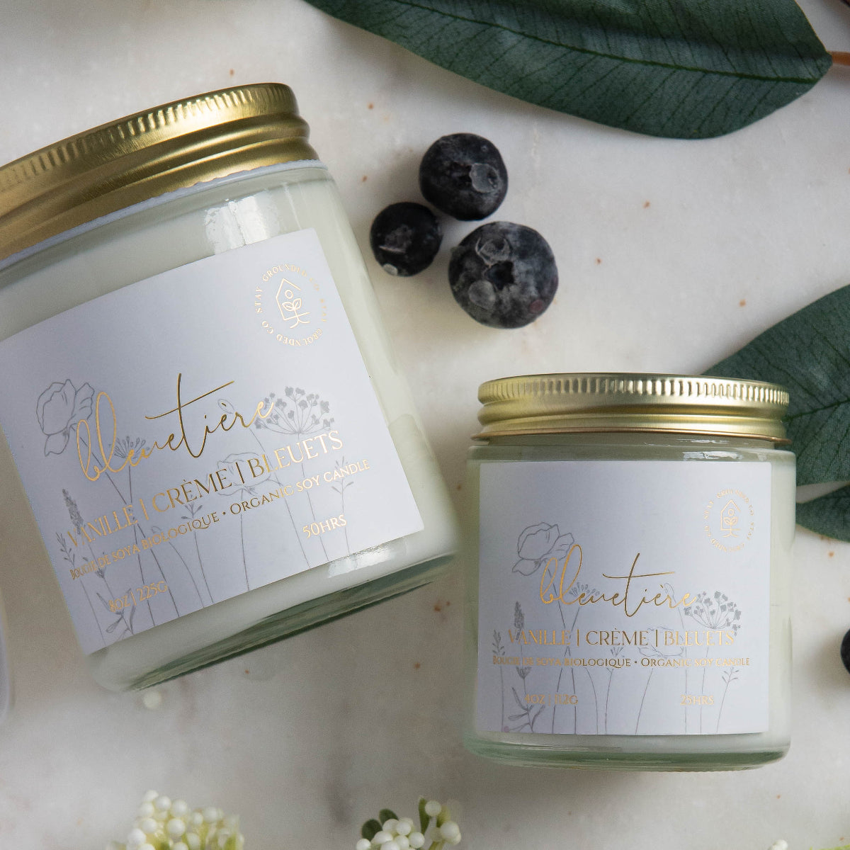 Diffuser une ambiance estivale avec une bougie parfumée en cire de soya biologique aux notes de bleuets et vanille, offerte avec mèche de bois ou coton. Vue 2