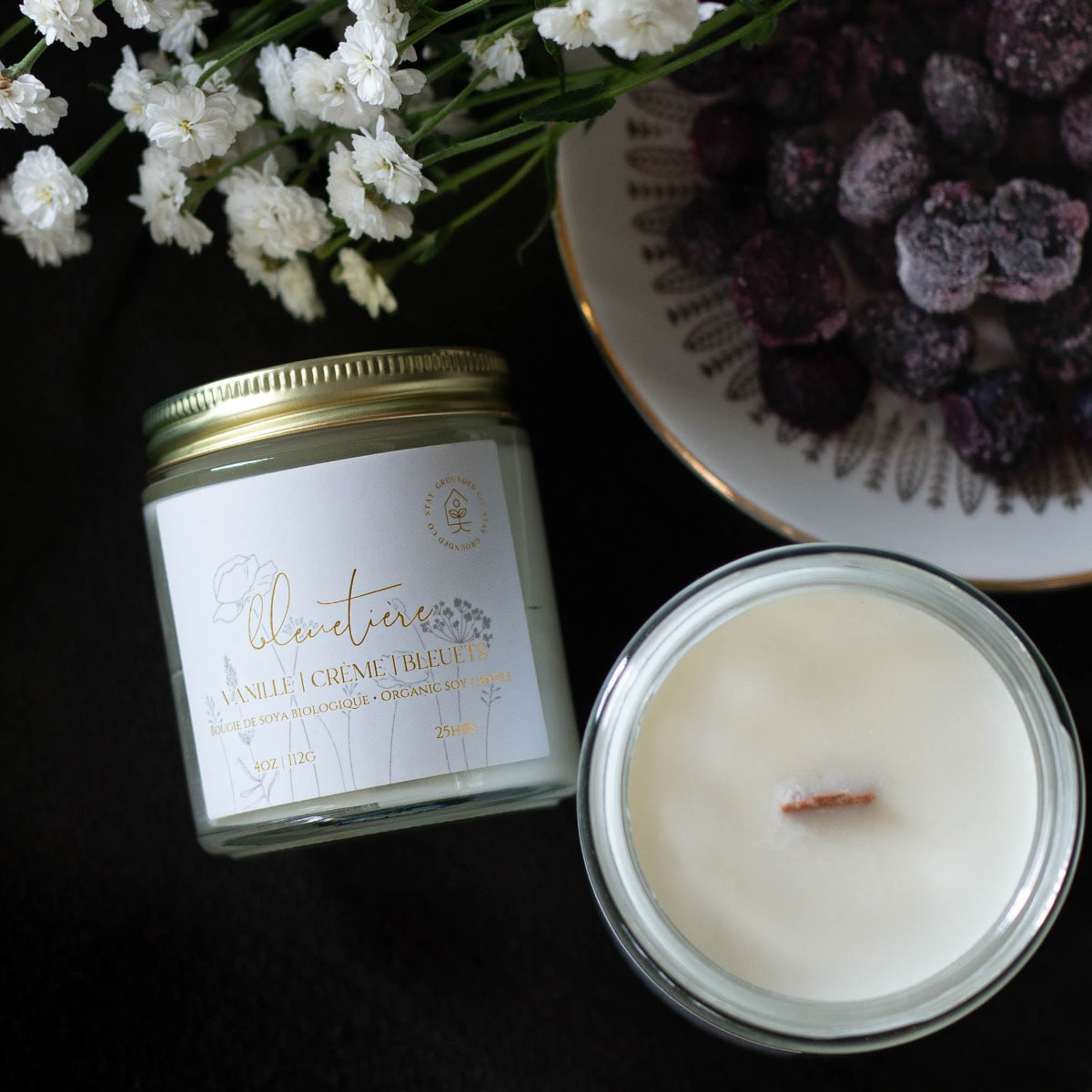 Diffuser une ambiance estivale avec une bougie parfumée en cire de soya biologique aux notes de bleuets et vanille, offerte avec mèche de bois ou coton. vue 3.