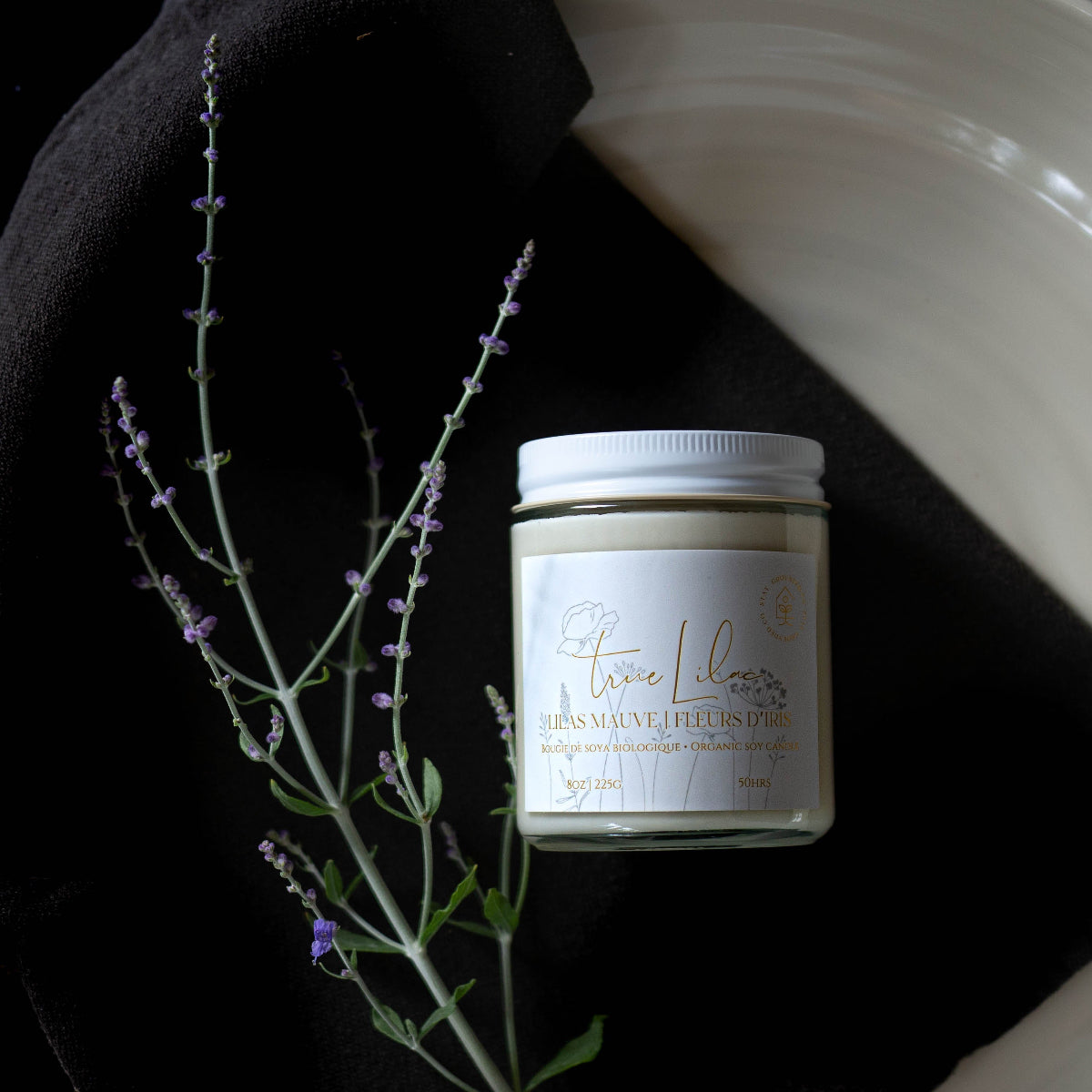 Diffuser une ambiance printanière avec une bougie parfumée en cire de soya biologique aux notes de lilas mauve et d'iris, offerte avec mèche de bois ou coton. vue 2.