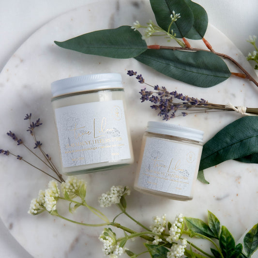 Diffuser une ambiance printanière avec une bougie parfumée en cire de soya biologique aux notes de lilas mauve et d'iris, offerte avec mèche de bois ou coton.