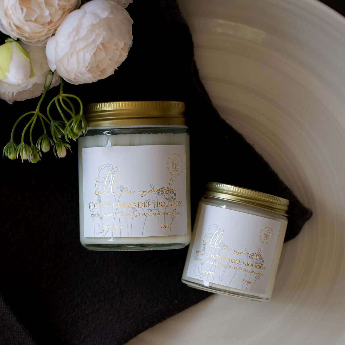 Diffuser une ambiance ensoleillée avec une bougie parfumée en cire de soya biologique aux notes de pêches et bourbon, offerte avec mèche de bois ou coton. vue 2.