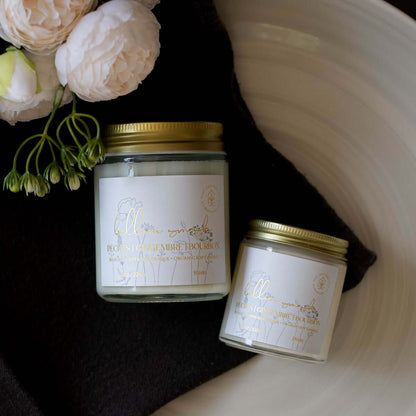 Diffuser une ambiance ensoleillée avec une bougie parfumée en cire de soya biologique aux notes de pêches et bourbon, offerte avec mèche de bois ou coton. vue 2.