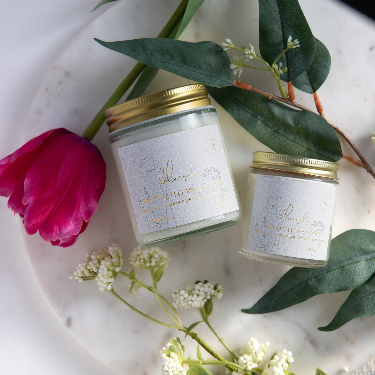 Diffuser une ambiance estivale avec une bougie parfumée en cire de soya biologique aux notes de tulipes et fleurs blanches, offerte avec mèche de bois ou coton.