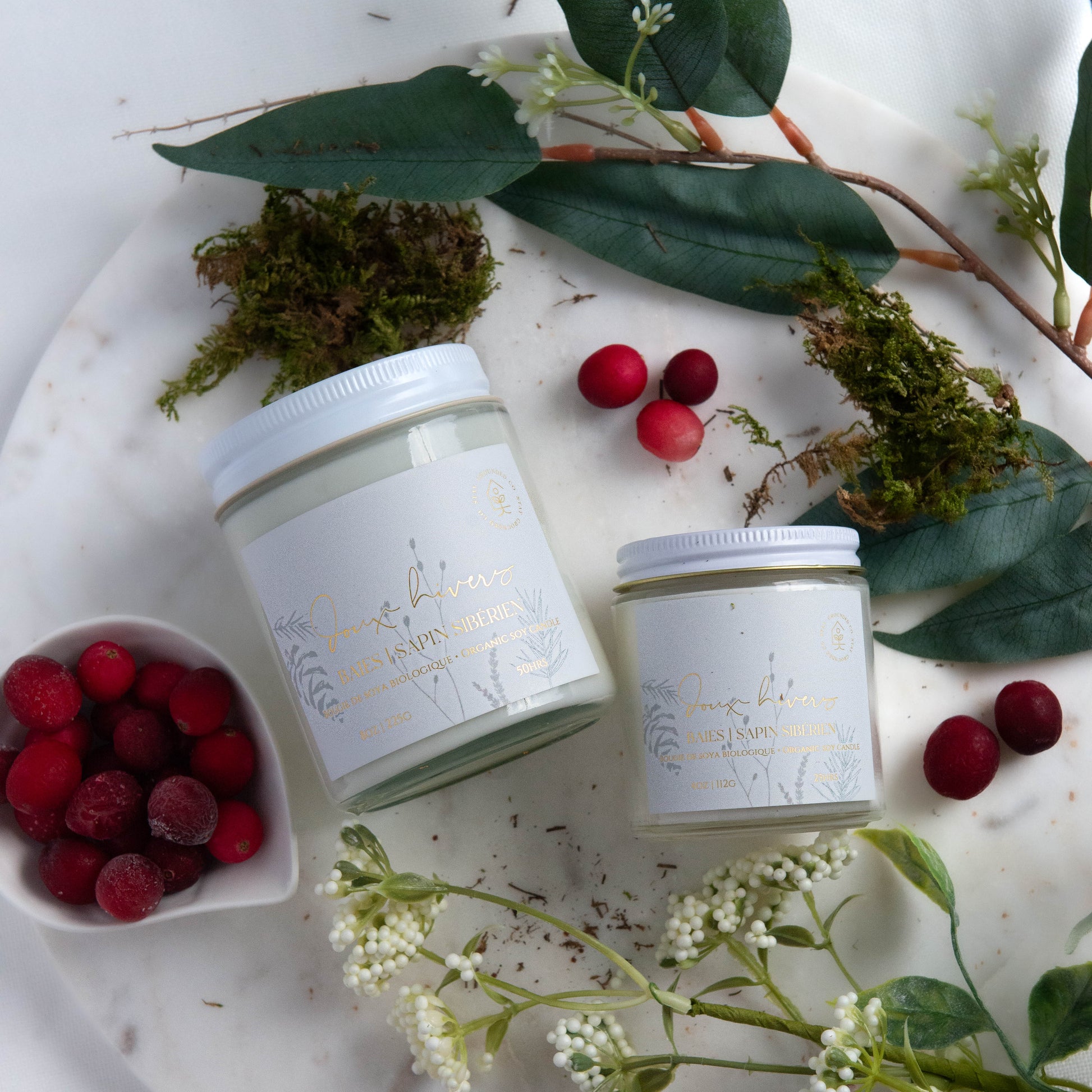 Diffuser une ambiance hivernale avec une bougie parfumée en cire de soya biologique aux notes de sapin sibérien, cèdre et baies, offerte avec mèche de bois ou coton.