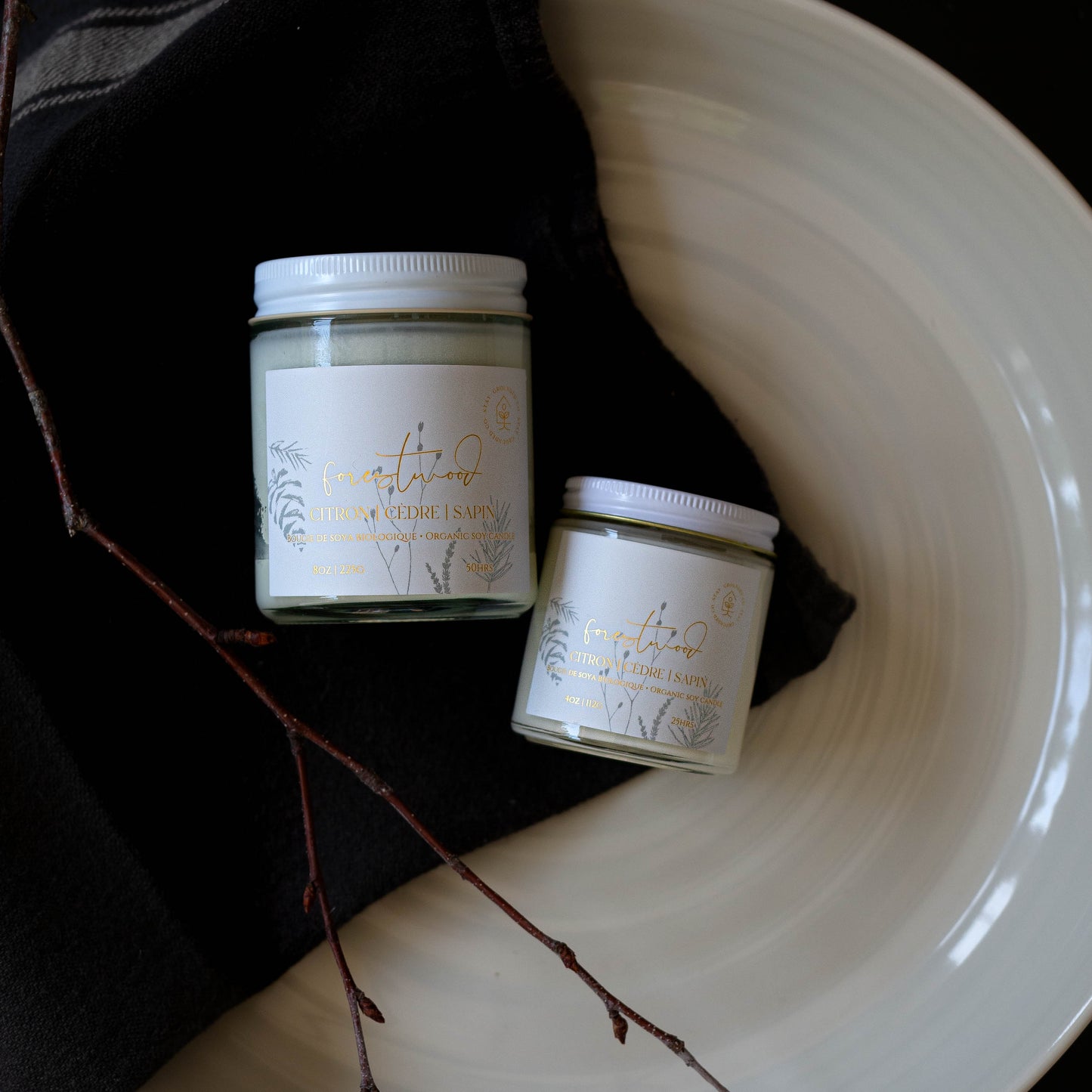 Diffuser une ambiance boréale avec une bougie parfumée en cire de soya biologique aux notes de sapin baumier et cèdre, offerte avec mèche de bois ou coton. vue 2.