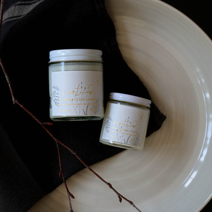 Diffuser une ambiance boréale avec une bougie parfumée en cire de soya biologique aux notes de sapin baumier et cèdre, offerte avec mèche de bois ou coton. vue 2.