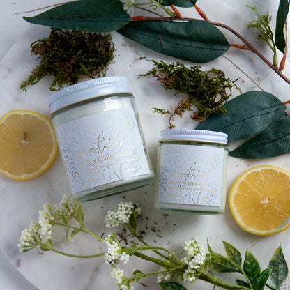 Diffuser une ambiance boréale avec une bougie parfumée en cire de soya biologique aux notes de sapin baumier et cèdre, offerte avec mèche de bois ou coton.