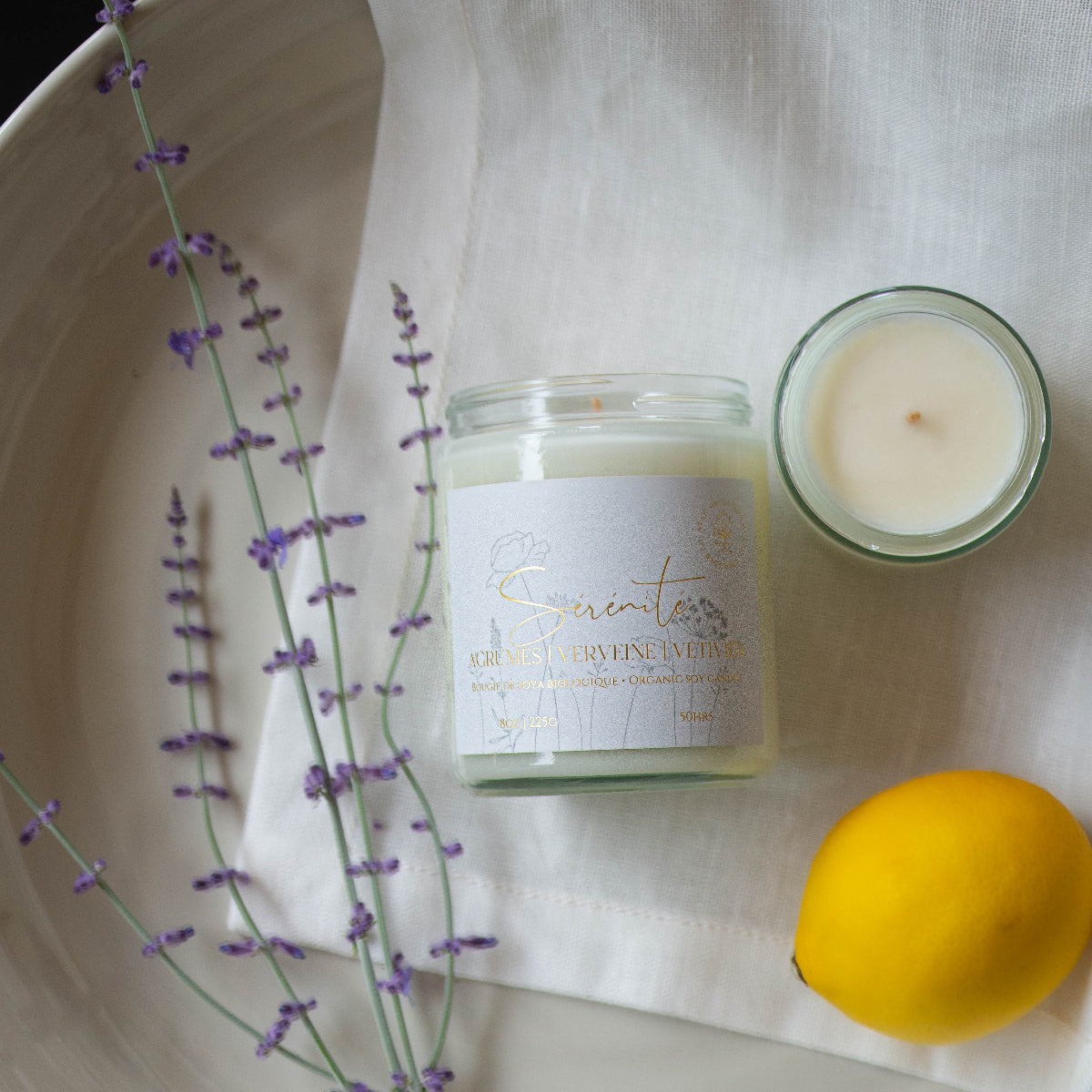 Diffuser une ambiance fraîche avec une bougie parfumée en cire de soya biologique aux notes de verveine et citron, offerte avec mèche de bois ou coton. vue 2.