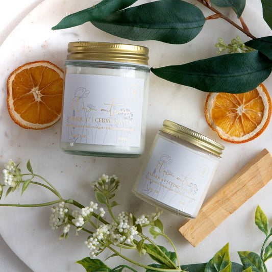 Diffuser une ambiance rafraîchissante avec une bougie parfumée en cire de soya biologique aux notes de kumquat et bois de santal, offerte avec mèche de bois ou coton.