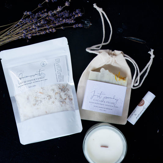 Offrez une évasion sensorielle avec un coffret cadeau complet comprenant bougie, sels de bain, savon et baume à lèvres.