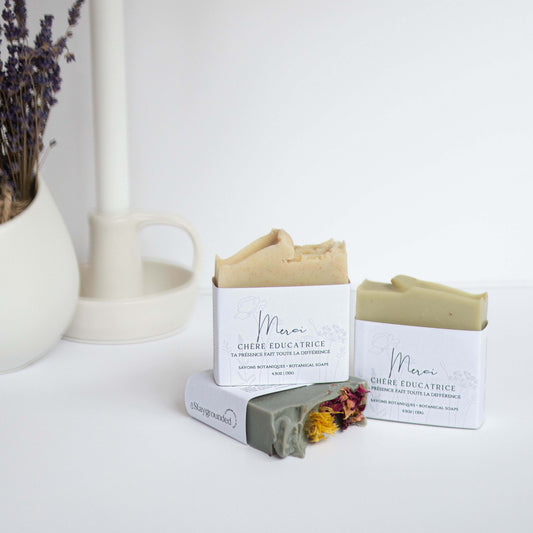 Remerciez celles qui font grandir vos tout-petits avec un coffret cadeau comprenant une bougie, un savon et des sels de bain.