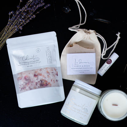 Relaxez avec nos produits de soins naturels fabriqués à la main au Québec, présentés dans le coffret Évasion.