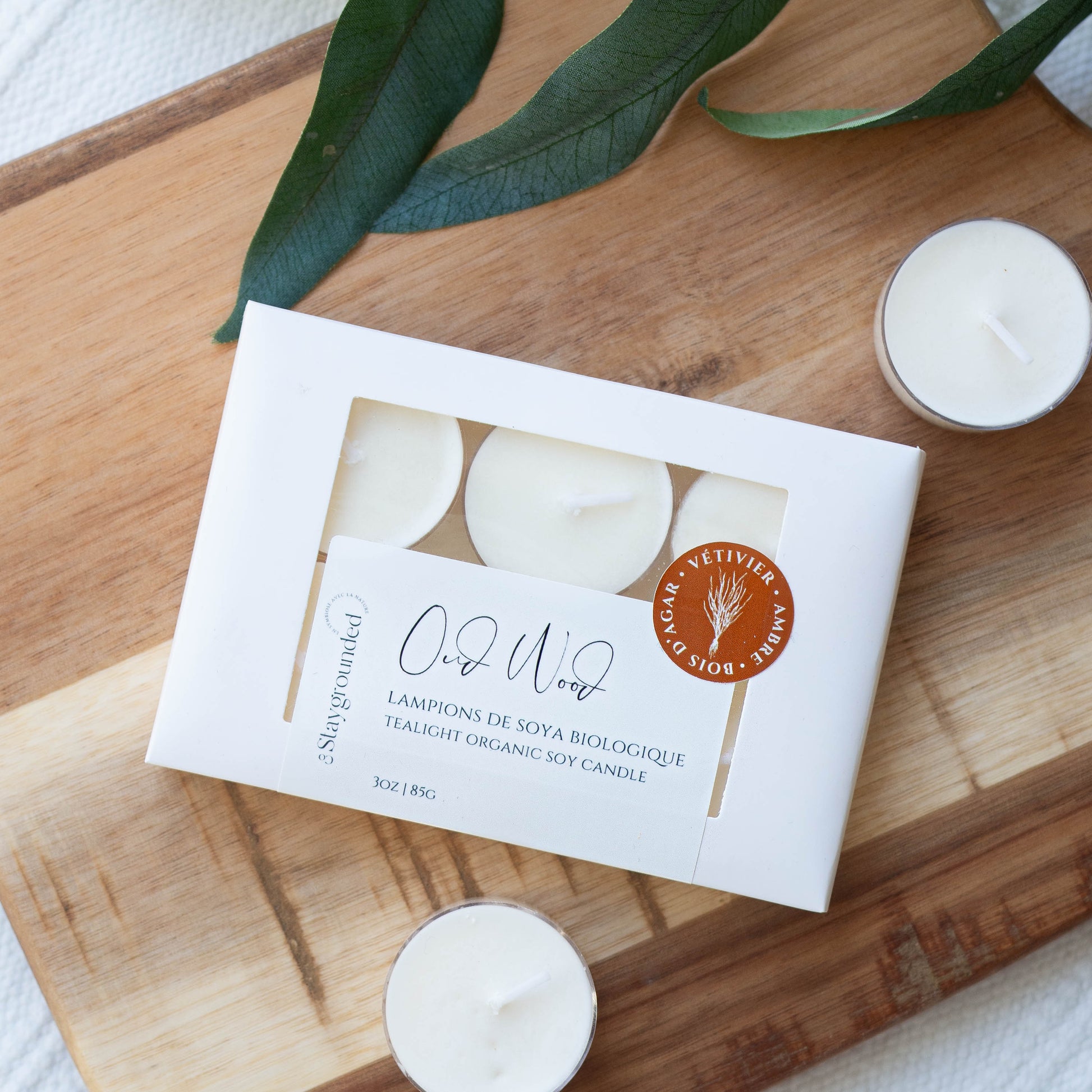 Lampions en cire de soya biologique aux notes de bois d'Agar, poivre noir, cardamome et ambre, fabriqués à la main au Québec par staygroundedco. Vue 2.