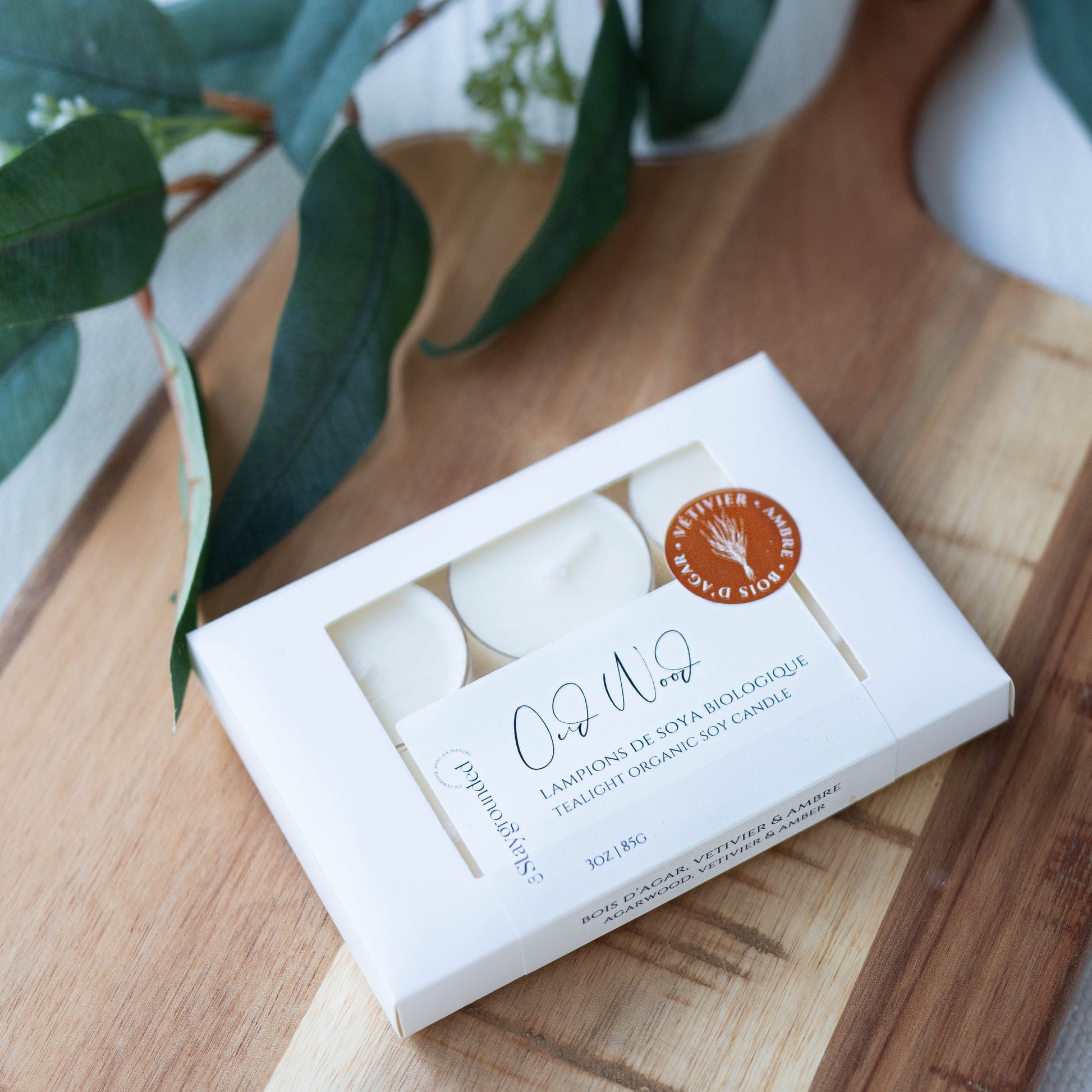 Lampions en cire de soya biologique aux notes de bois d'Agar, poivre noir, cardamome et ambre, fabriqués à la main au Québec par staygroundedco.