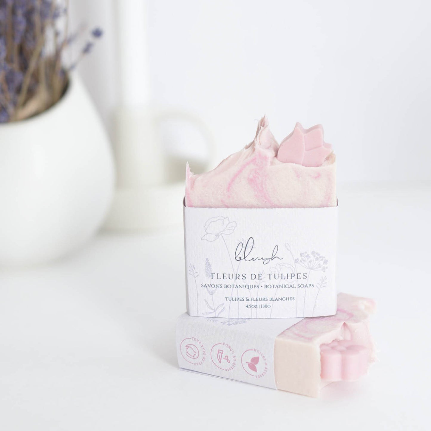 Savon naturel aux pétales de tulipes et beurre de karité, enrichi d'huiles bio, inspiré par la nature, fabriqué au Québec par staygroundedco. Format 130g