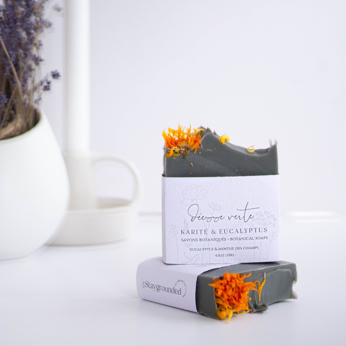 Savon naturel au beurre de karité, huiles essentielles d'eucalyptus et de cèdre, avec argile bentonite, fabriqué au Québec par staygroundedco.