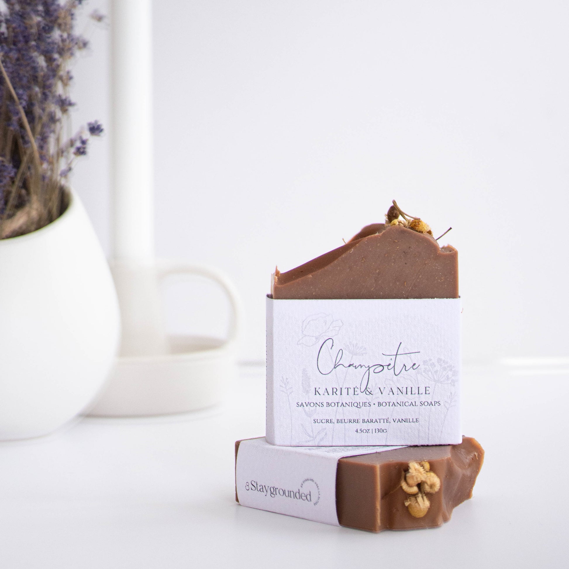 Savon naturel au beurre de karité et parfum de vanille, avec argile bentonite et huiles locales, fabriqué au Québec par staygroundedco.