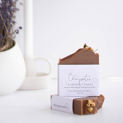 Savon naturel au beurre de karité et parfum de vanille, avec argile bentonite et huiles locales, fabriqué au Québec par staygroundedco.